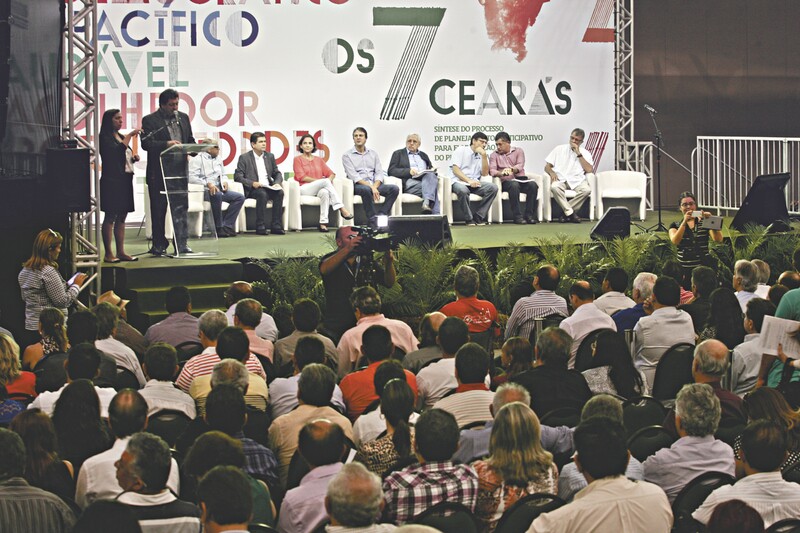 O governador eleito comandou o encontro que contou com a participação de técnicos, políticos e representantes de vários segmentos da sociedade. No evento foi distribuído um documento com as premissas do projeto 