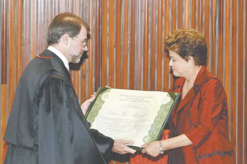 Diploma foi entregue à petista em sessão no Tribunal Superior Eleitoral e assinado pelo presidente da Corte, Dias Toffoli 