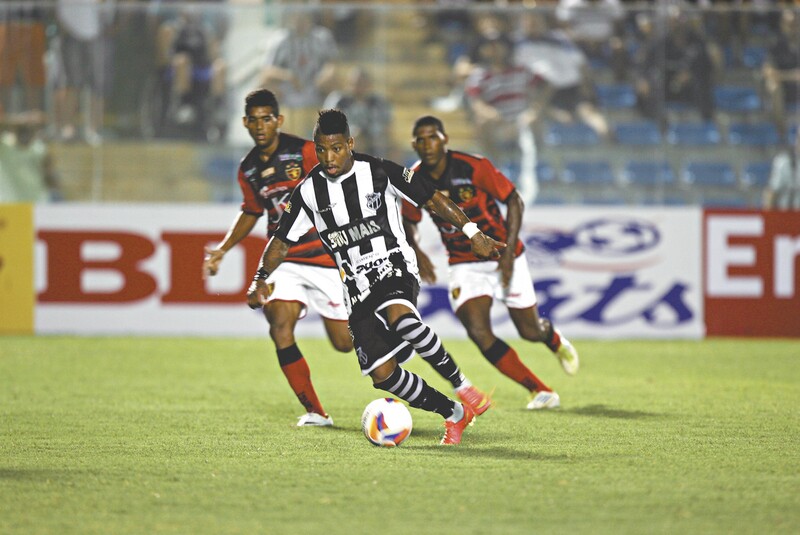 Equipe alvinegra só conseguiu furar a retranca do Guarani no segundo tempo 