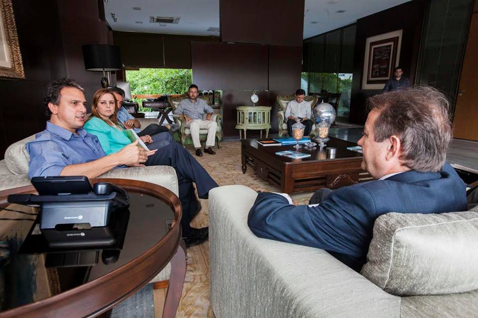 Reunião contou com a presença dos secretários Élcio Batista (Chefia de Gabinete), Danilo Serpa (Relações Institucionais), Nicole Barbosa (Desenvolvimento Econômico), Inácio Arruda (Ciência e Tecnologia) e Artur Bruno (Meio Ambiente)