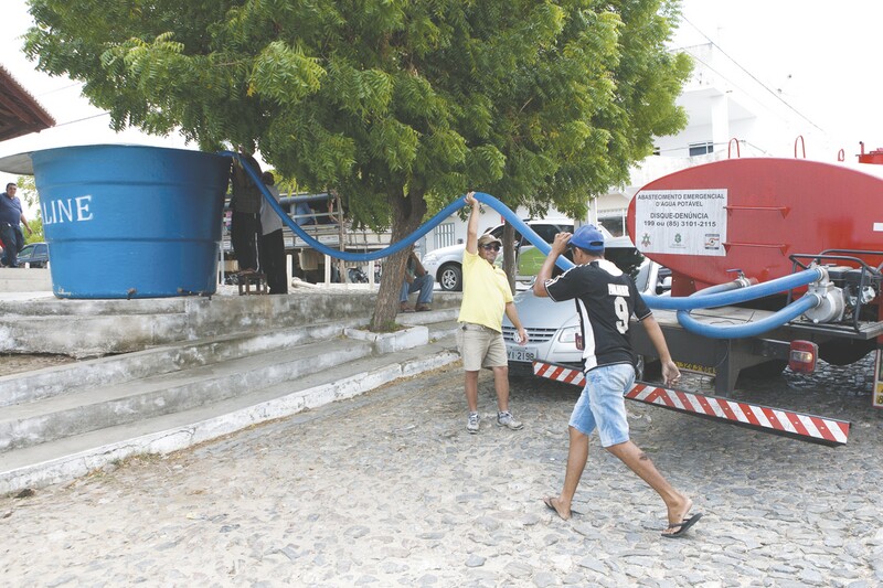 A Prefeitura abastece uma caixa d'água de polietileno com água de um carro-pipa para ser o chafariz do Centro da Cidade 