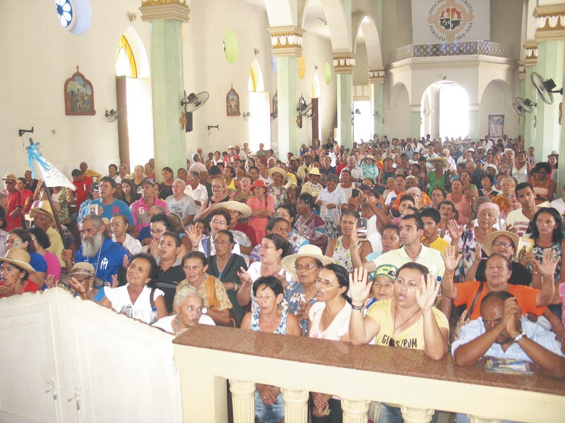 Durante a manhã de ontem, o fluxo de fiéis na Basílica Menor foi intenso. Em grande parte do dia foram celebradas missas