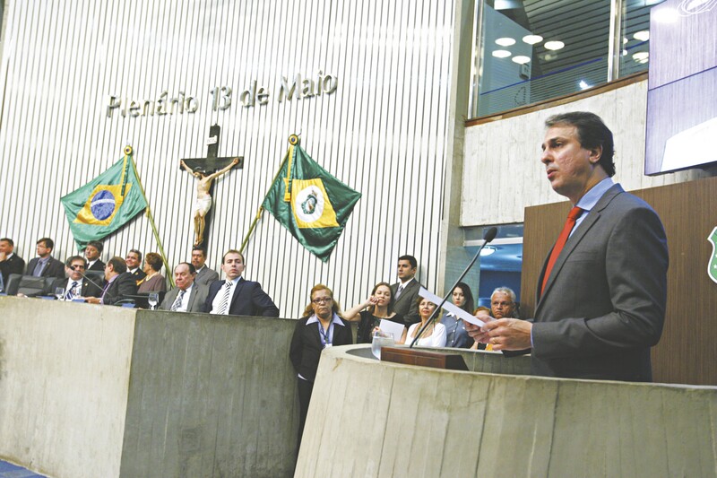 O governador Camilo Santana leu ontem, na Assembleia Legislativa, mensagem que cita as prioridades da gestão para os próximos anos e adiantou as mudanças que vai propor, por meio de projetos, na atual estrutura de Governo