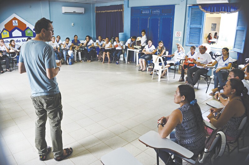 Os agentes de saúde de Limoeiro, num momento de bastante concentração durante encontro de treinamento teórico para lidar com dependentes químicos e seus familiares 