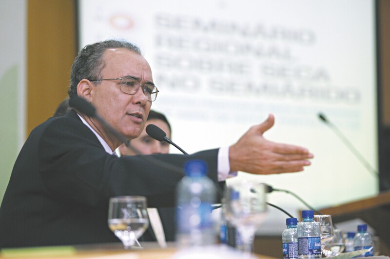 O secretário de Recursos Hídricos, Francisco Teixeira, diz que o Estado está intermediando os pedidos de prefeitos e associações e a Coelce 
