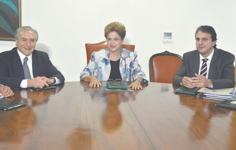 O vice-presidente Michel Temer, a presidente Dilma e o governador do Ceará Camilo Santana durante a reunião realizada ontem 