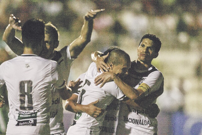 Magno Alves, abraça Fernandinho, auto do primeiro gol da vitória alvinegra 