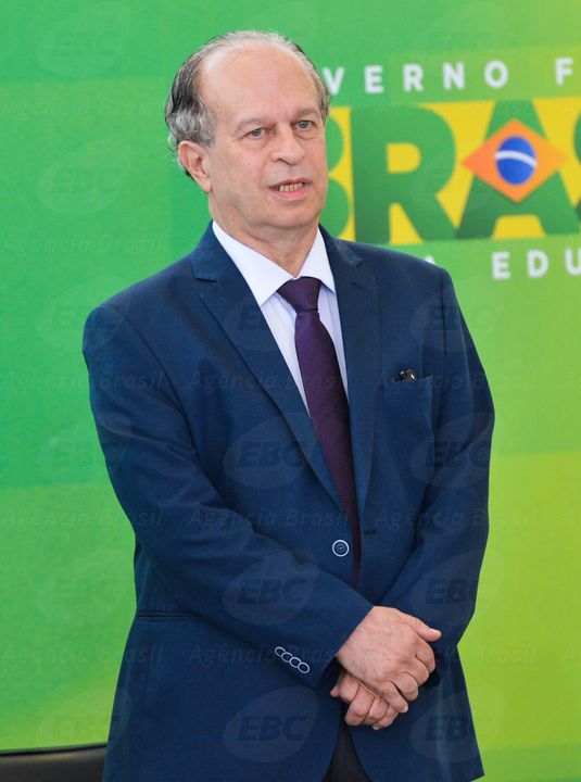 O novo ministro da Educação, Renato Janine Ribeiro, durante a cerimônia de posse no Palácio do Planalto 