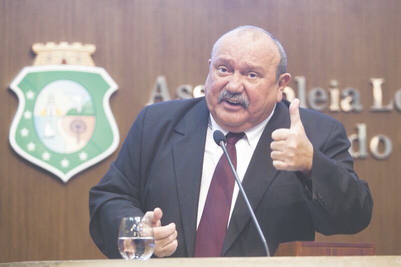 Fernando Hugo discursou na Assembleia Legislativa, após o deputado Professor Teodoro passar mal e ceder o seu tempo ao colega 