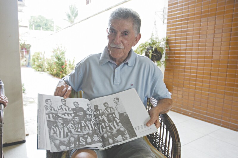 Hoje aos 80 anos, zagueiro Alexandre exibe foto do time com quem foi campeão