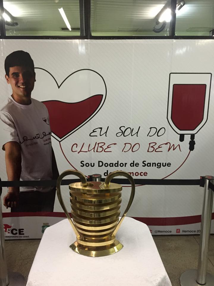 Torcedores puderam tirar foto com a taça da Copa do Nordeste