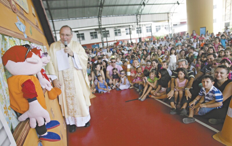 Todos os domingos, às 10h, o padre Eugênio Pacelli celebra a 