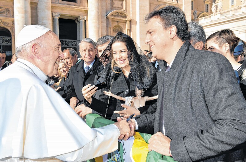 Resultado de imagem para fotos de  Camilo Santana pede beatificação do padre Cícero em encontro com papa Francisco
