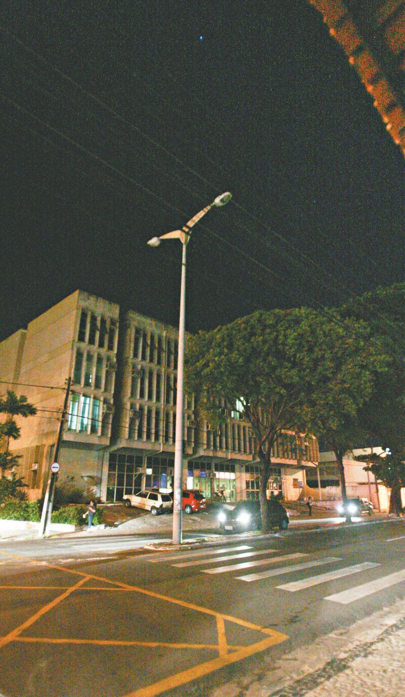 Na Avenida Heráclito Graça, são vários os postes que estão sem funcionar, nas proximidades das ruas J. Da Penha, D. Leopoldina e Rodrigues Jr