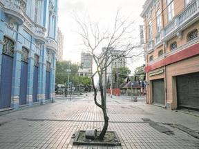 Imagem do comércio fechado no entorno da Praça do Ferreira, no Centro de Fortaleza