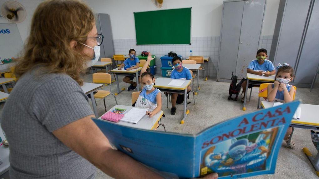 professora dá aula em sala de escola da Prefeitura de Fortaleza
