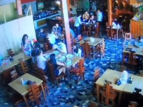 print de câmera de segurança de restaurante onde garçom matou vereador