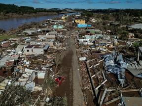 Casas destruídas por enchentes no Rio Grande do Sul