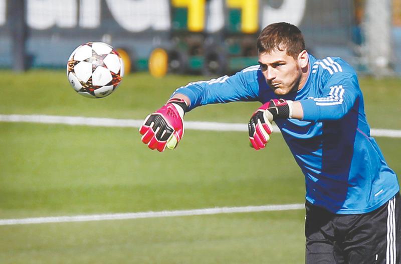 Casillas recebeu o troféu da IFFHS como melhor goleiro do Mundo de 2012.