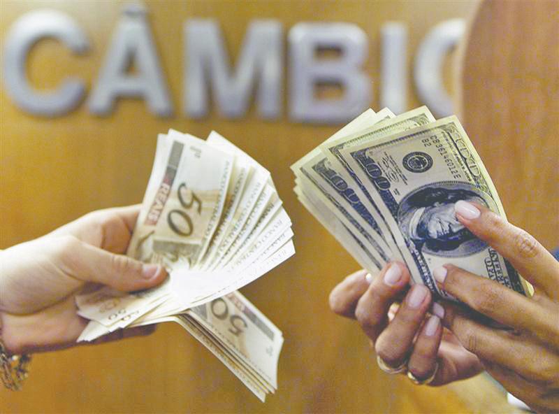 Casas de câmbio já vendem dólar a R$ 4,50 após forte alta - Diário