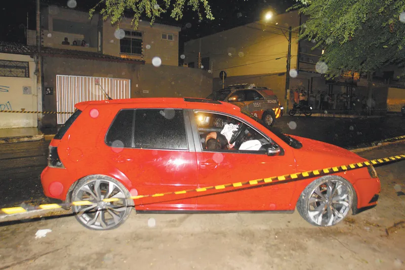 A vítima identificada como Raphael Henrique Silva de Oliveira, o 'Raphael Arcanjo', foi baleada por um homem que estava numa moto 