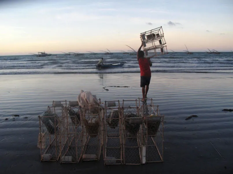 Pescador em Icapuí leva manzuás, equipamento legal de captura, para o mar 