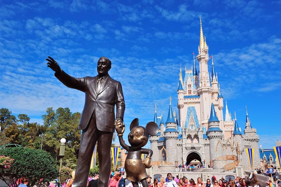 Estátua de Walt Disney e Mickey Mouse em frente ao Castelo da Cinderela no Magic Kingdom, dos Disney World