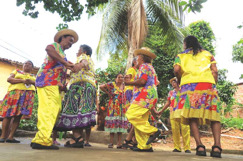 Mulheres perpetuam dança do coco no Crato - Região - Diário do Nordeste