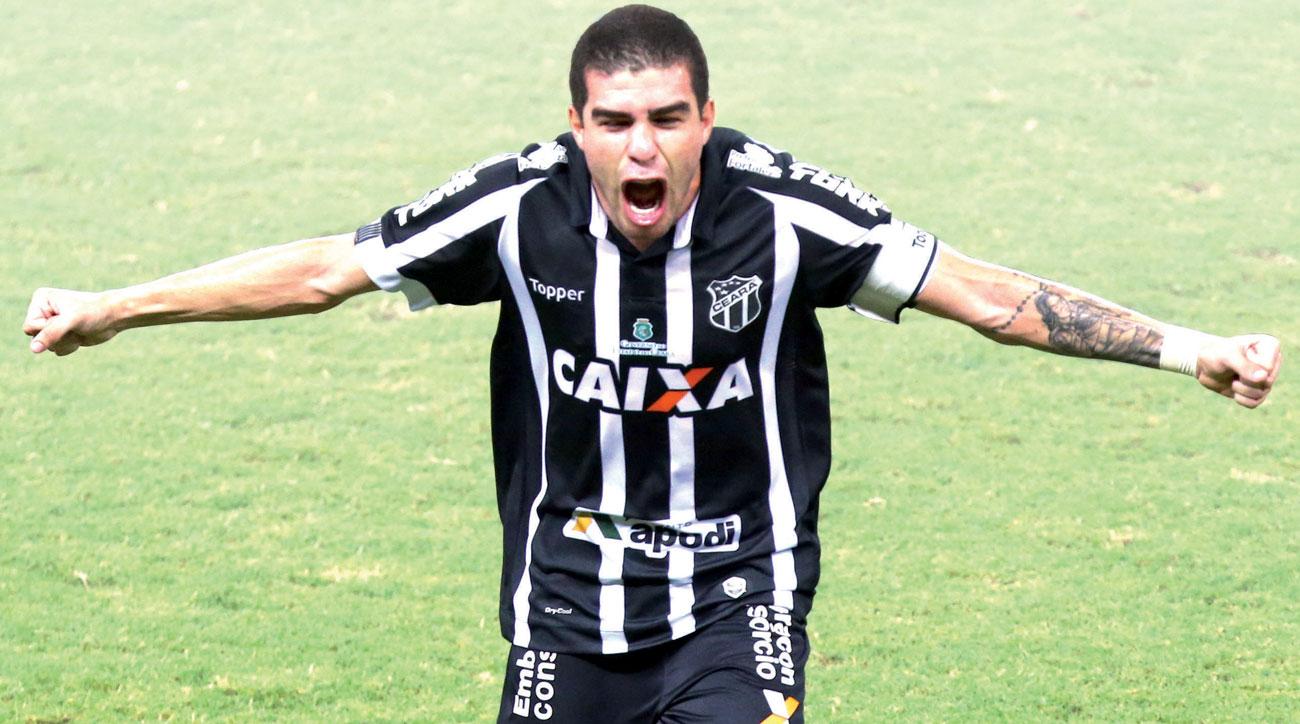 Richardson com a camisa do Ceará, de braços abertos, comemora gol