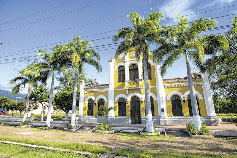Inaugurada em 1882, a Estação Ferroviária da Baturité abriga o Museu do Município e a Secretaria de Cultura. Ao lado, uma maria-fumaça lembra os festejos dos cem anos da Estrada de Ferro de Baturité