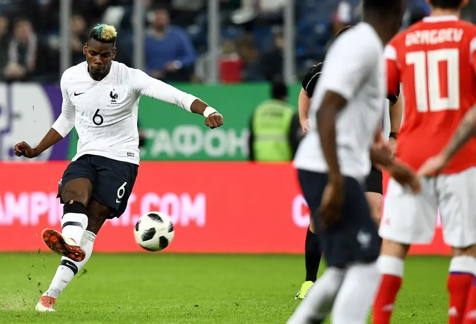 Pogba em movimentação de finalização durante jogo da França