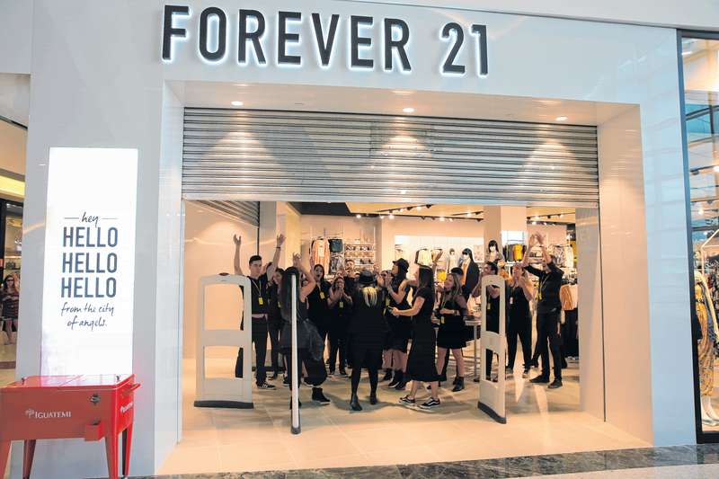 Forever 21 entra com pedido de falência e deve fechar mais de 300 lojas no  mundo - Negócios - Diário do Nordeste