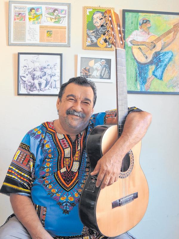 Com o marcante violão na cena musical de Fortaleza, músico se destaca enquanto compositor de mão-cheia e  autor de temas registrados em songbook