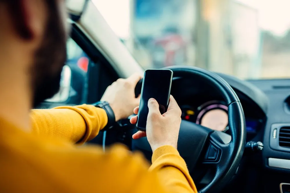O uso do celular é infração grave, tipificada no Código de Trânsito Brasileiro (CTB)