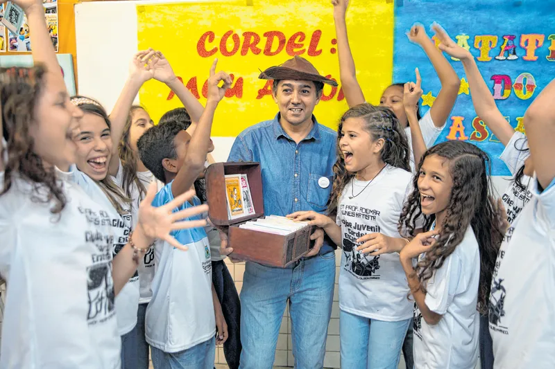 Professor Gilson Franco adotou o cordel como ferramenta para estimular o gosto pela leitura e pela escrita