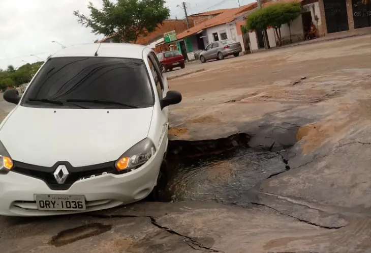 Segundo pessoas que presenciaram a situação inusitada, o condutor saiu do veículo 'atordoado' após o susto