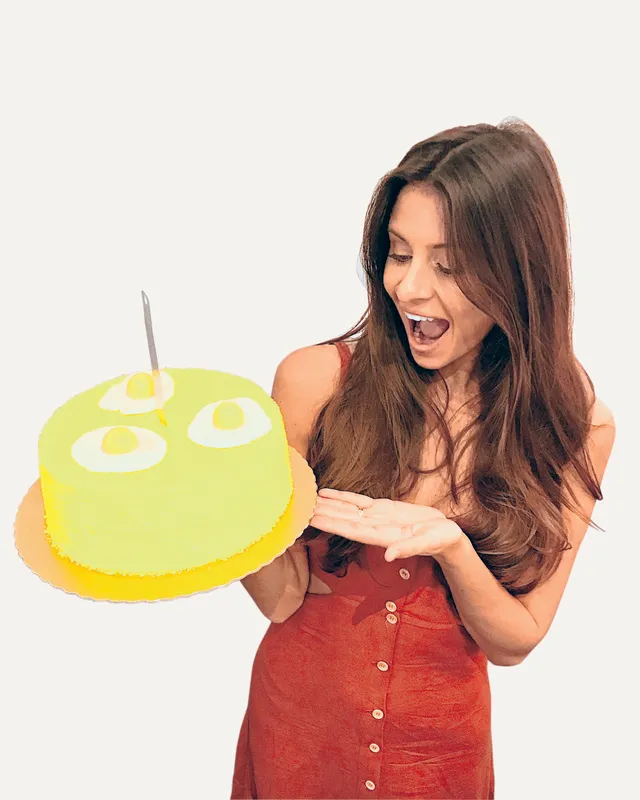 Morando em São Paulo, a digital influencer Victória Rocha encomendou bolo de cuscuz para festejar o aniversário