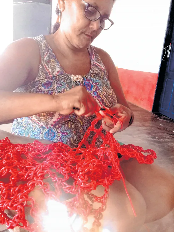 Crocheteira de Jericoacoara realiza trabalho para Melissa e Irmãos Campana