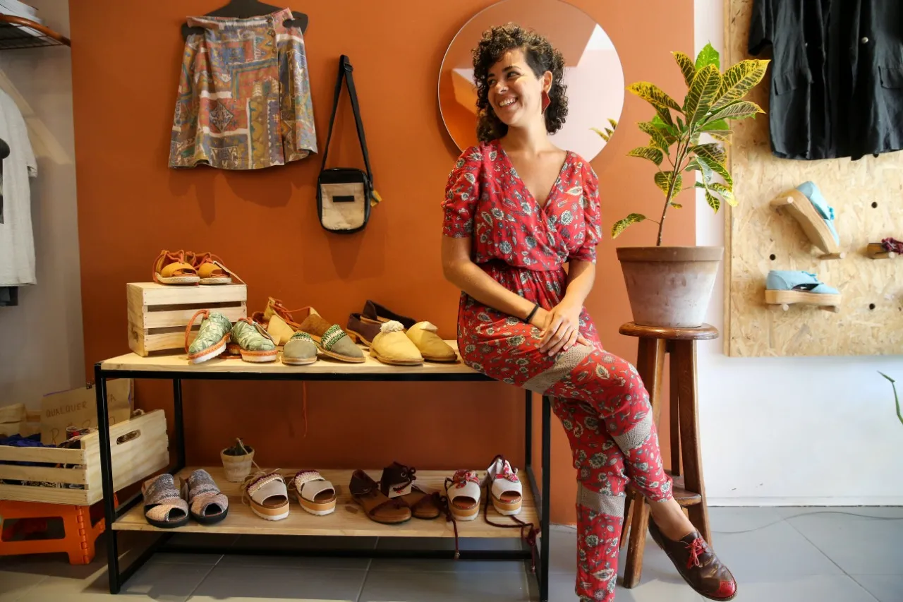 Olga Moara com os produtos da Borandá