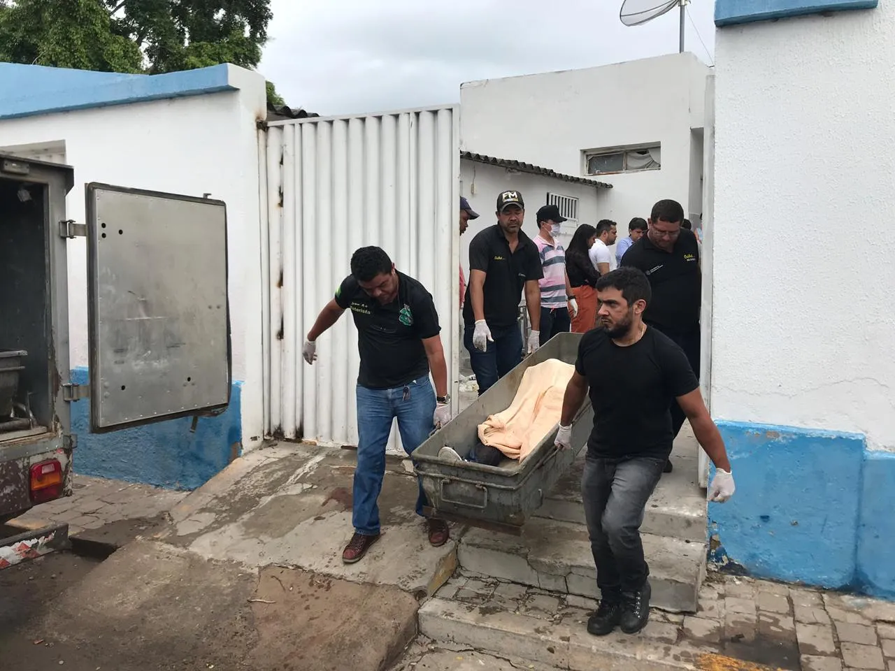 Corpos das vítimas do tiroteio sendo levados do Hospital Municipal Nossa Senhora dos Milagres