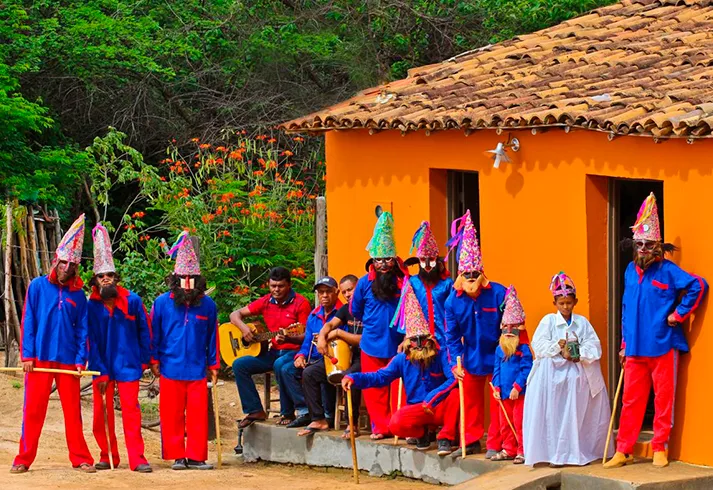 Uma casa laranja no meio do sertão se destaca: é o Museu Orgânico do Mestre Antônio Luiz