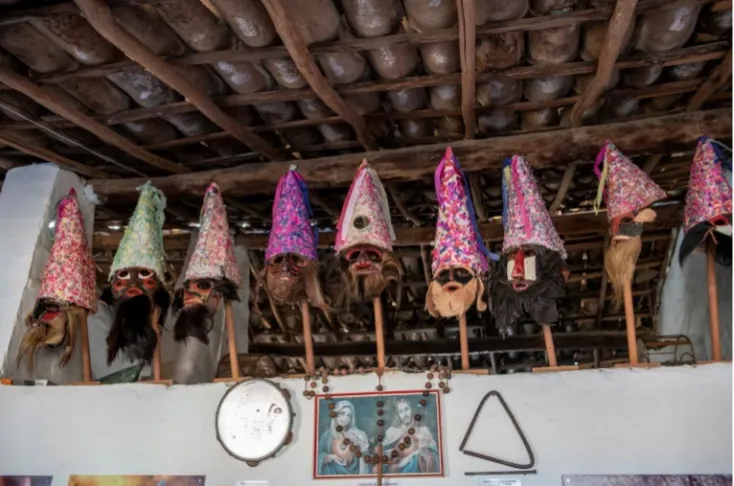 A máscaras do Reisado de Caretas estão expostas na sala de Mestre Antônio Luiz