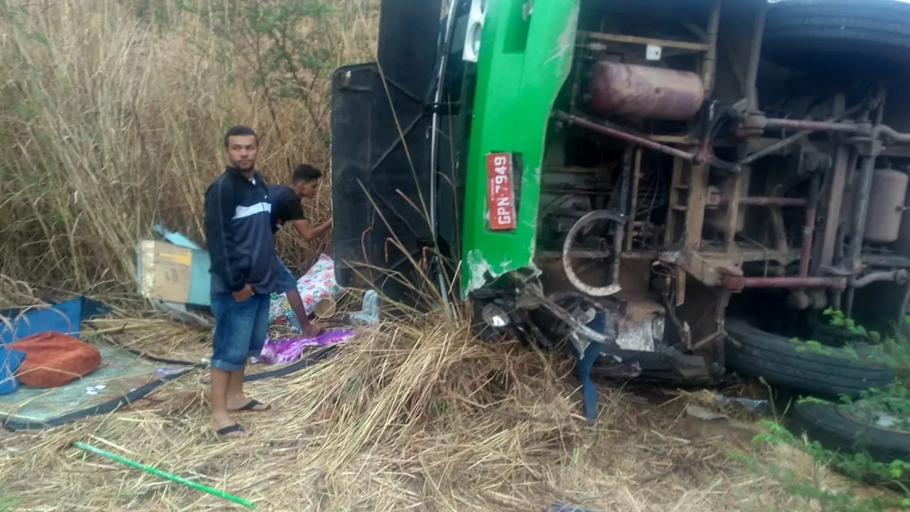 Dezoito pessoas ficaram feridas e duas morreram após tombamento de ônibus, ocorrido em setembro, em Caririaçu