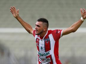 Edson Cariús comemora gol com braços abertos no Ferroviário