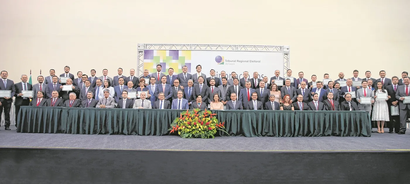 Após a entrega dos diplomas, os eleitos posaram para a tradicional foto com a mesa do evento