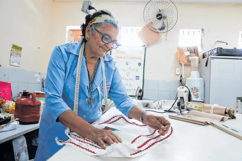 Imagem da notícia Tia Neném ensina técnicas manuais no presídio feminino há mais de duas décadas