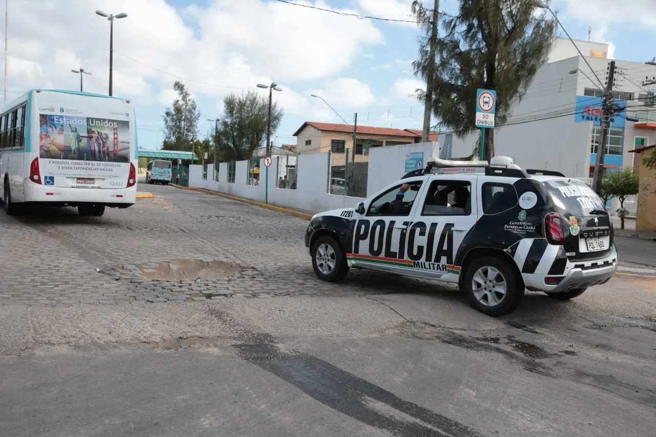 Policiais militares fizeram a escolta de ônibus após ataques em Fortaleza 