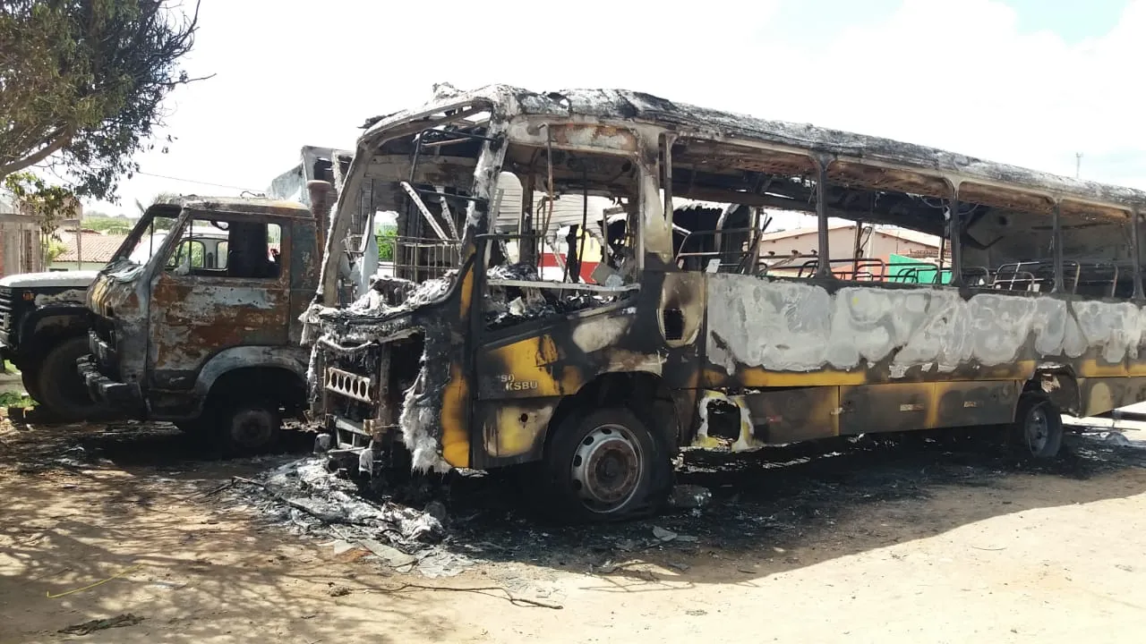 Veículos foram incendiados em ataques criminosos no interior do Ceará