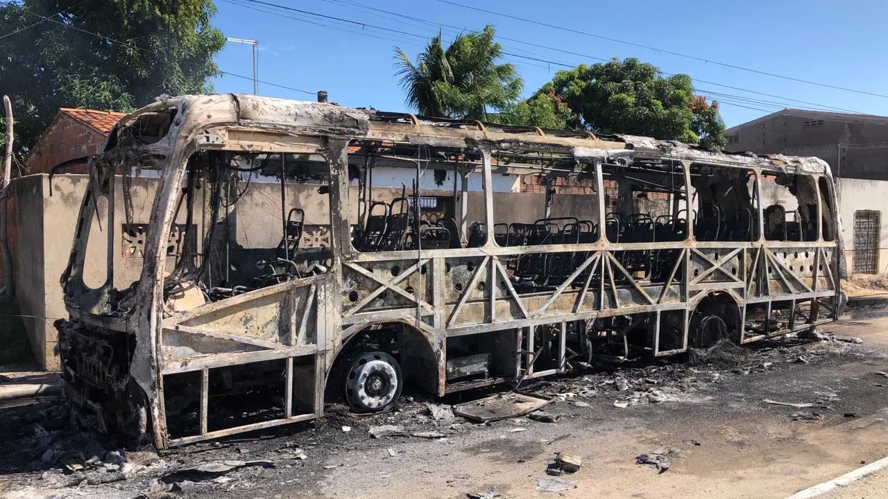 Ônibus foi incendiado por criminosos no Bairro Jardim Bandeirantes
