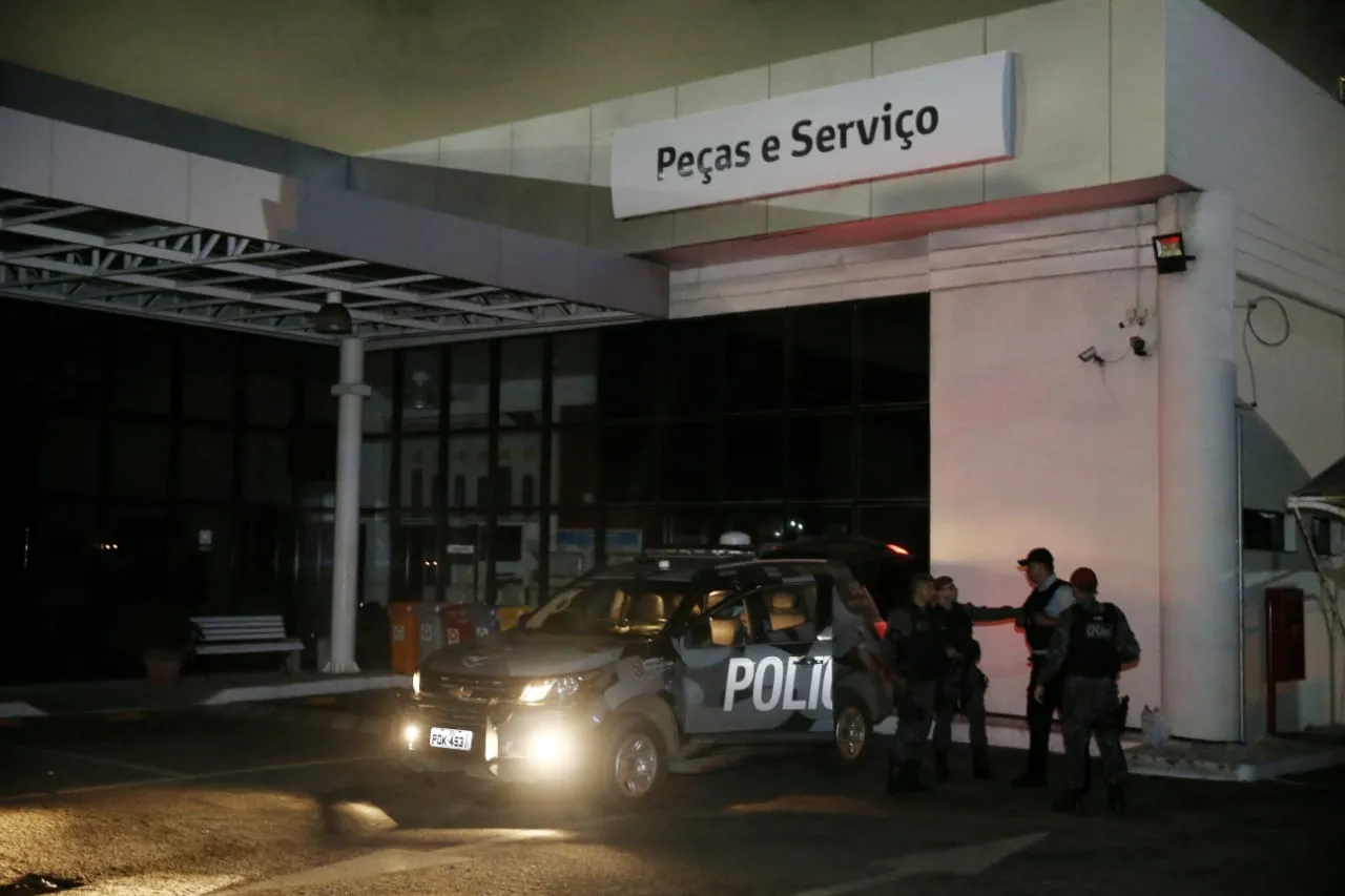 Após o ataque, policiais fizeram buscas pela região a procura dos suspeitos.